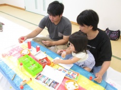 私ものりで飾りをつけるよ。