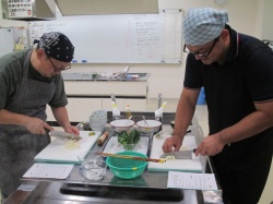 うどんも短く切ります。