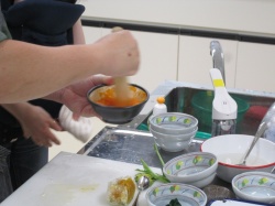 野菜をすりつぶしたり、 離乳食作りって結構大変!!