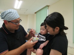 モグモグ。 ぱぱ、おいしいよ。