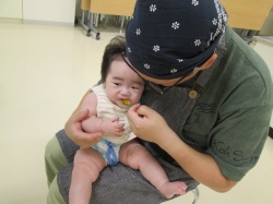 パパが作った離乳食は、 どうかなぁ。