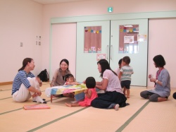 私たちはお絵かき。 ママたちはおはなしタイムです。