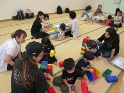 お友だちとのブロック遊びも楽しい!!