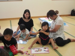 2歳のお友だちはいろいろな玩具に興味津々。 パズルも大好き。