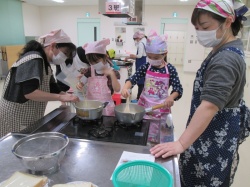 まず、フロランタンづくり。 マーガリン、砂糖、生クリームをよーく混ぜて。