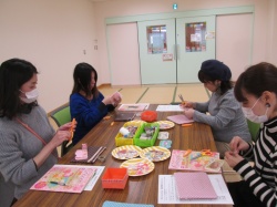 シールやマスキングテープで ふたに模様をつけます。