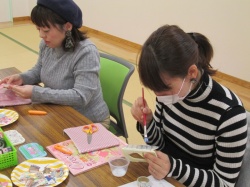 模様がはがれないように トップコートを塗って