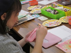 ボンドでポーチに貼り付けたら できあがり。