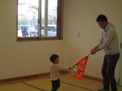 パパと綱引き。 よいしょ、よいしょ。