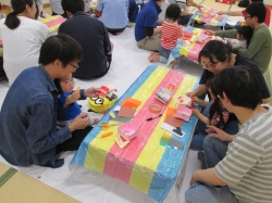 パパと一緒に工作するの楽しいな～