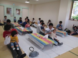 パパのお膝の上は気持ちがいいな～♪