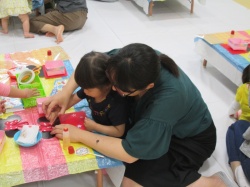 ママへのプレゼント作り、集中してます。