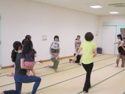 子どもと一緒にバランスのエクササイズ。