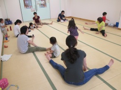 ストレッチで体をほぐします。