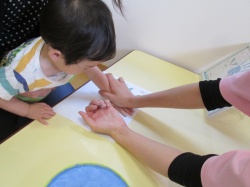 手形スタンプでペッタン！