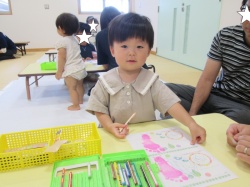 ママ、パパも一緒にプレゼント作り、たのしいな♪