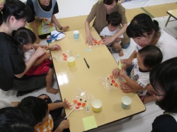 ママと一緒に製作するの、楽しいな♪