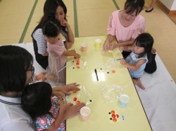 アンパンマンのお顔をシールでつくるよ！