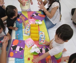 ママと一緒にのりづけ楽しいな♪