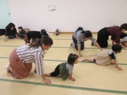 みんなでハイハイ遊び！待って待って～☆
