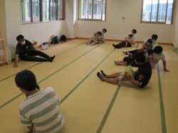 パパと一緒にバスに乗って楽しいな！ お家でも繰り返し遊べるように、子どもたちがよく知っている指遊びや、「バスにのって」などを紹介しました。