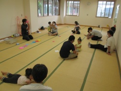 折り紙の紙ヒコーキにチャレンジ★ 久しぶりに作ったパパもいたようで、作り方を忘れていることにショックを受けているようでした！