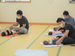 パパの大きな手でのマッサージで★ 赤ちゃんも気持ちよさそう！