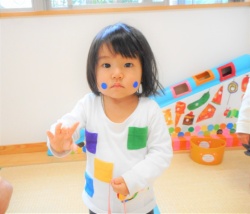 お顔にもシールペタペタしたよ！