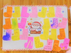 お手紙いっぱいもらって サンタさん嬉しそう！