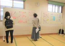 様々な企業のオマルや補助便座の資料を掲示しました。