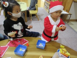 チビッコサンタがツリー作りにチャレンジ！
