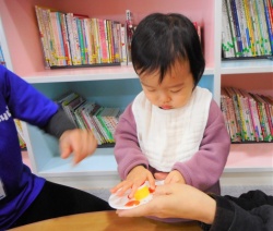 よいしょ！ママ、支えててね！ 最後の仕上げがんばるからね☆