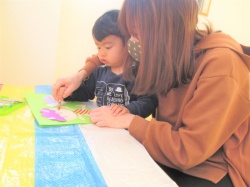 ママと一緒にぬりぬり楽しいなぁ！