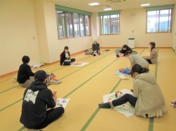 ベビーマッサージの先生を囲んで穏やかな雰囲気でした☆彡