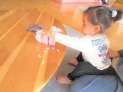 ママのお膝にお座りして製作に集中☆彡