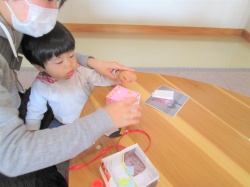 ママと一緒にペタペタ楽しいな♫