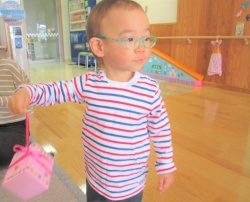 お飾りのリボンを握ってお散歩中！