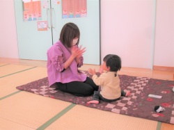 ママと一緒に音楽に 合わせてパチパチ手遊び☆彡