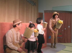 人形を貸してもらったよ。 ♪かえるのうたが、聞こえてくるよ♪