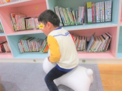 今度は僕の大好きな絵本コーナーについたよ！ 