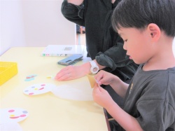 ママ！シール貼るの上手になったでしょ♪