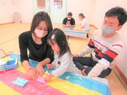 自分でシールはるよ★ パパもママもみててね！