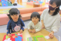 ピンク色と赤色にきーめた！ 今から姉妹でかこうね！