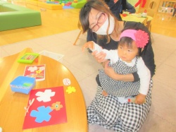 ママと一緒にお花をペタペタ！ 