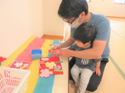 パパも一緒にプレゼント作り！ ママが喜んでくれるといいな♫