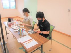 パパはエコー写真をカット！ 今度はママがアルバムへ写真を貼ります！ パパとママの共同作業♫ 