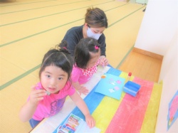 姉妹で協力してあじさい作るよ！ 黒のクレヨンにきーめた！ 