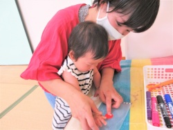 アンパンマンのお鼻、 ママと一緒にペッタン！！