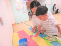 ママ！どんなフルーツをのせようかな？