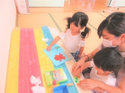 きょうだいで一緒にシール貼り★ ママもお手伝いありがとう！ 